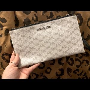 Michael kors wristlet